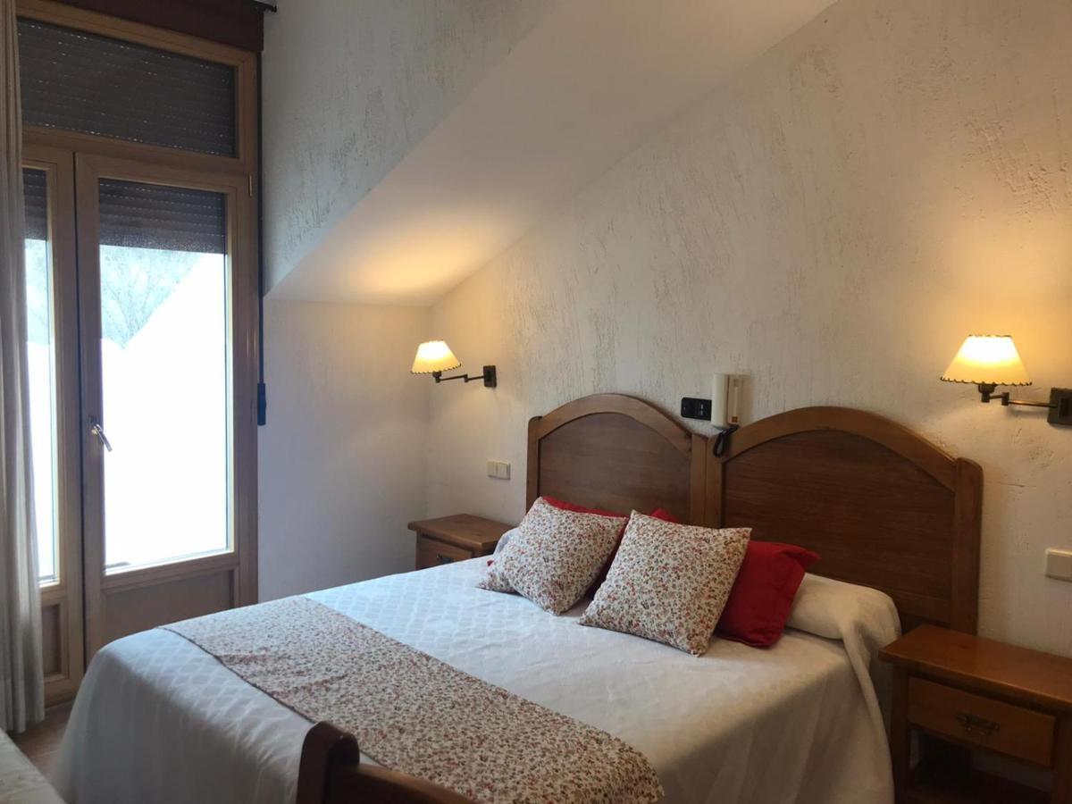 Hostal Decerca Prádena Rum bild