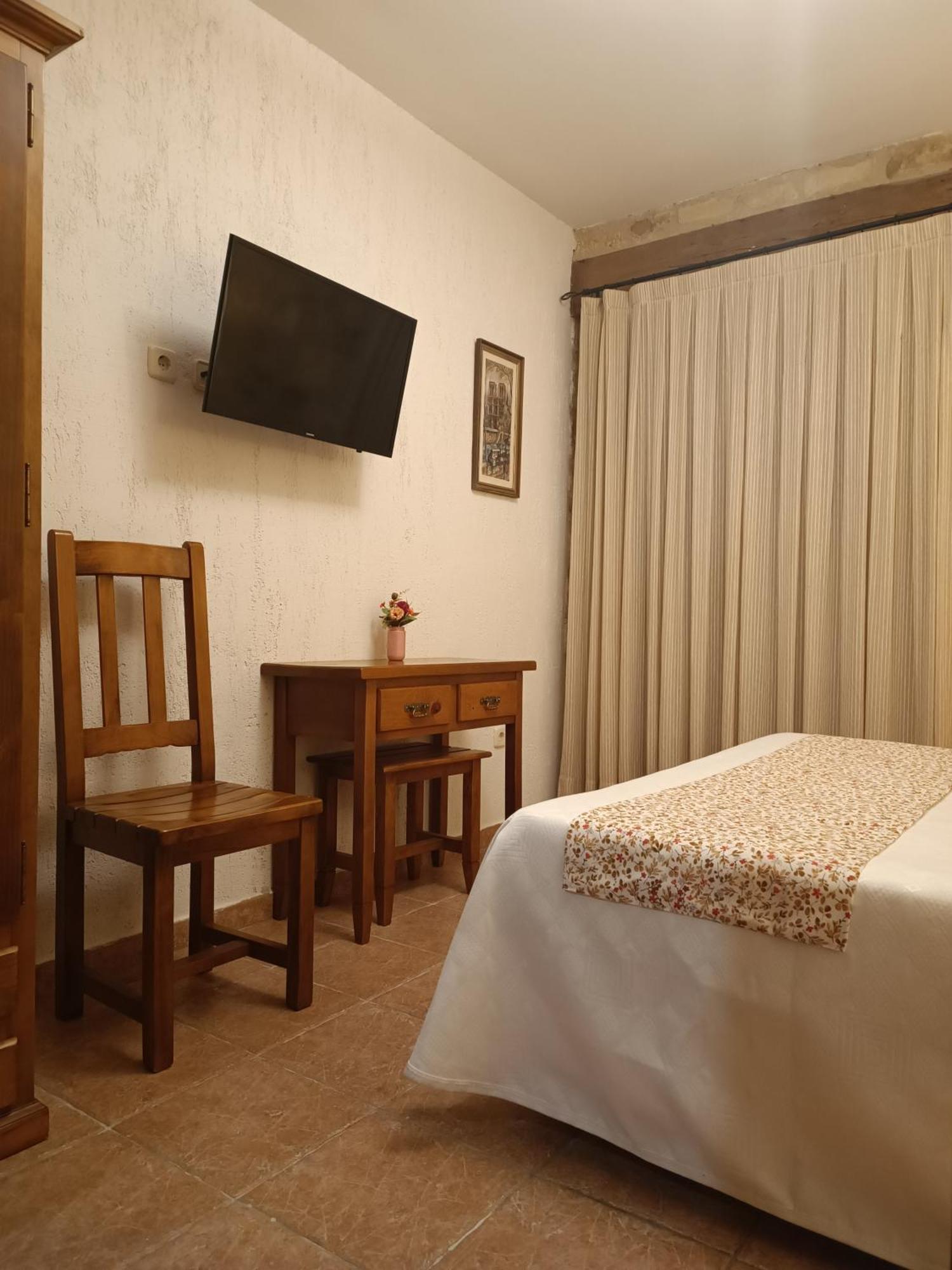 Hostal Decerca Prádena Rum bild